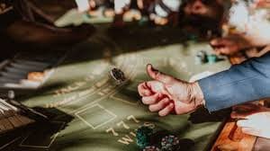 মোবাইল ব্রাউজারে ক্যাসিনো গাইড পড়ার দৃশ্য